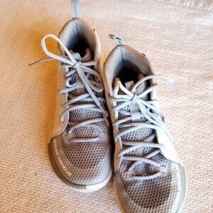 Under Armour Jet Sz. 8‎ High Top White Athletic Shoes